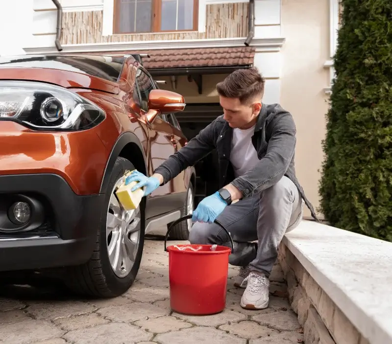 Lavage auto à domicile Châteauneuf-de-Randon : professionnel intervenant sur un véhicule